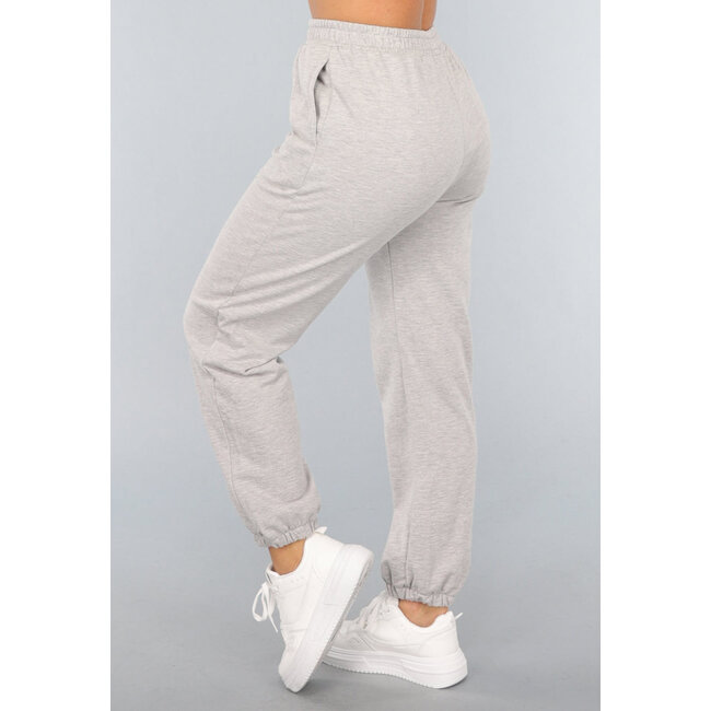 Grauer Jogger mit Ausschnitt