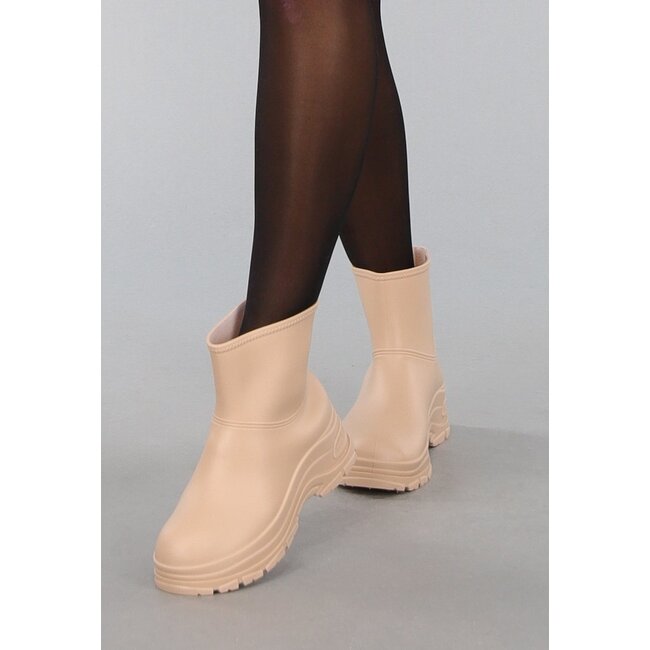 Beigefarbene kurze Gummistiefel mit grober Sohle