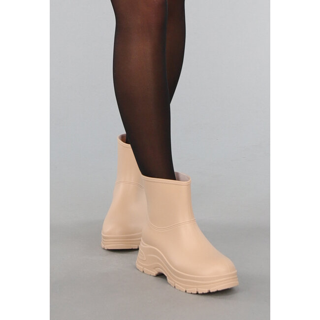 Beigefarbene kurze Gummistiefel mit grober Sohle