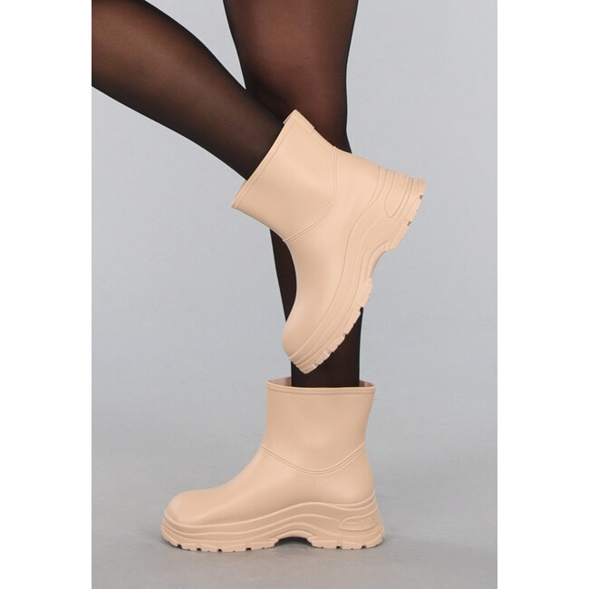 Beigefarbene kurze Gummistiefel mit grober Sohle