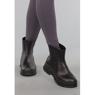 Schwarze Kappenstiefel mit grober Sohle