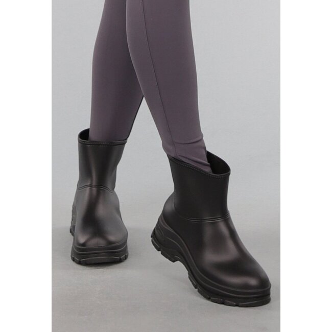 Schwarze Kappenstiefel mit grober Sohle