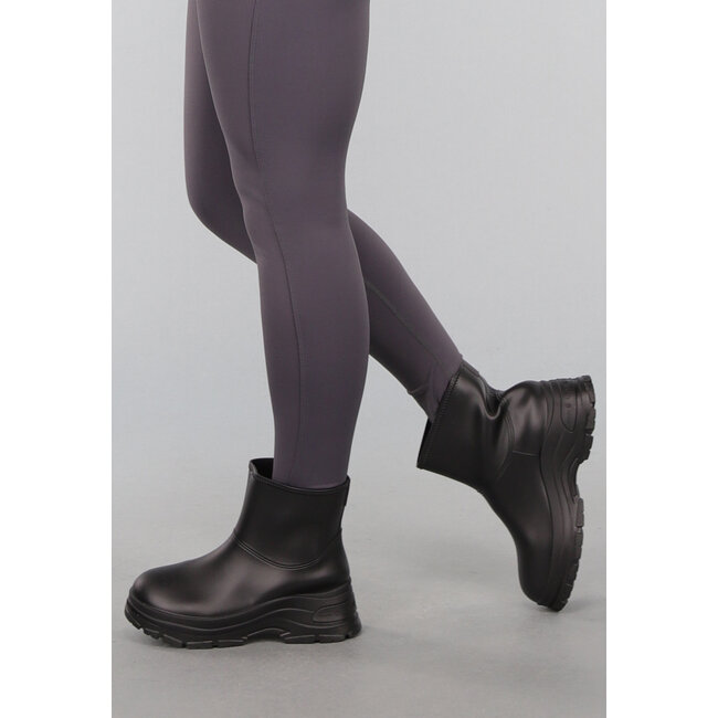 Schwarze Kappenstiefel mit grober Sohle