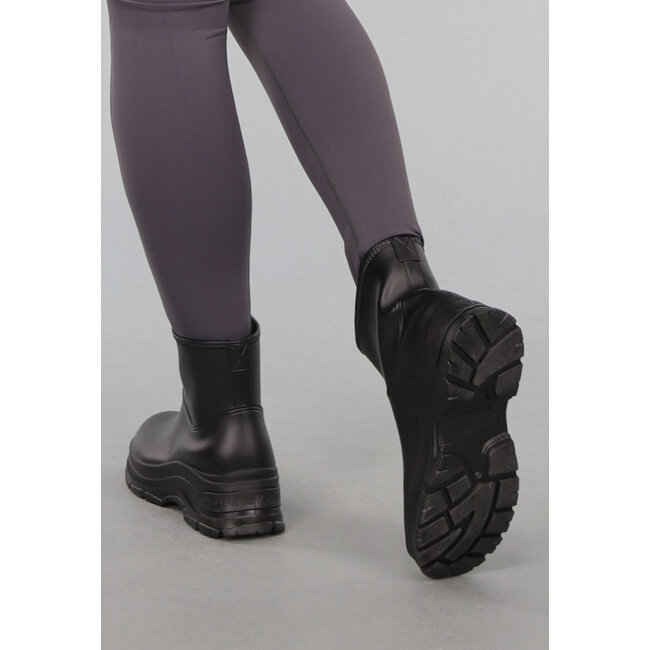 Schwarze Kappenstiefel mit grober Sohle