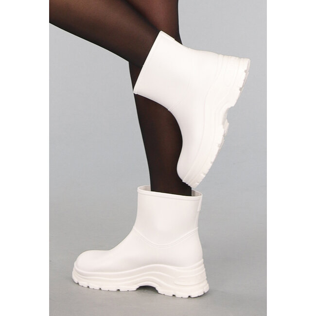 Weiße Regenstiefel mit dicker Sohle
