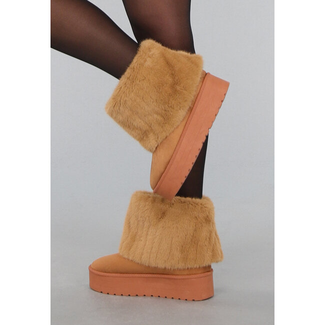 Kamelfarbene Kunstfell-Schneestiefel mit Revers