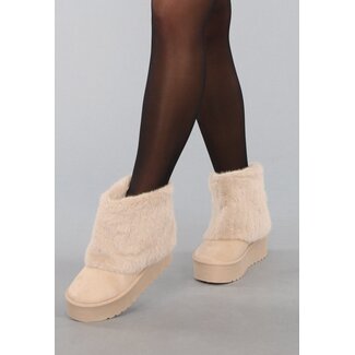 Beigefarbene weiche Schlupfstiefel