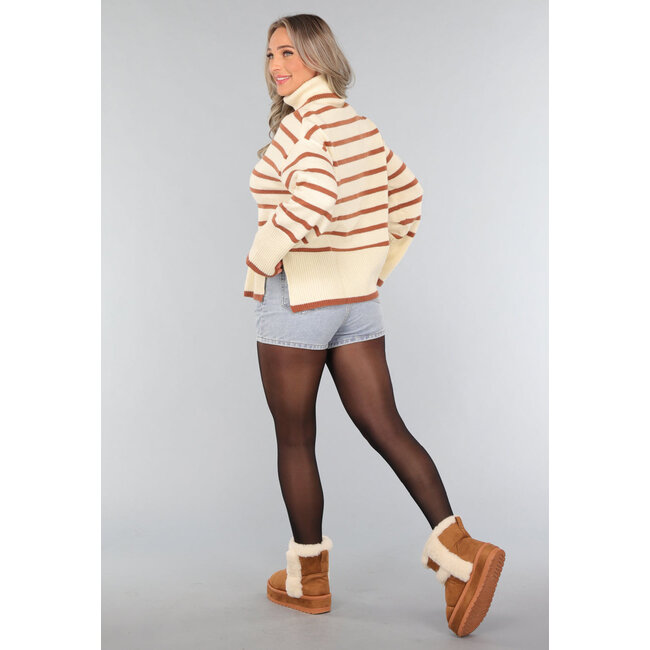 Beigefarbener Rollkragenpullover mit braunen Streifen