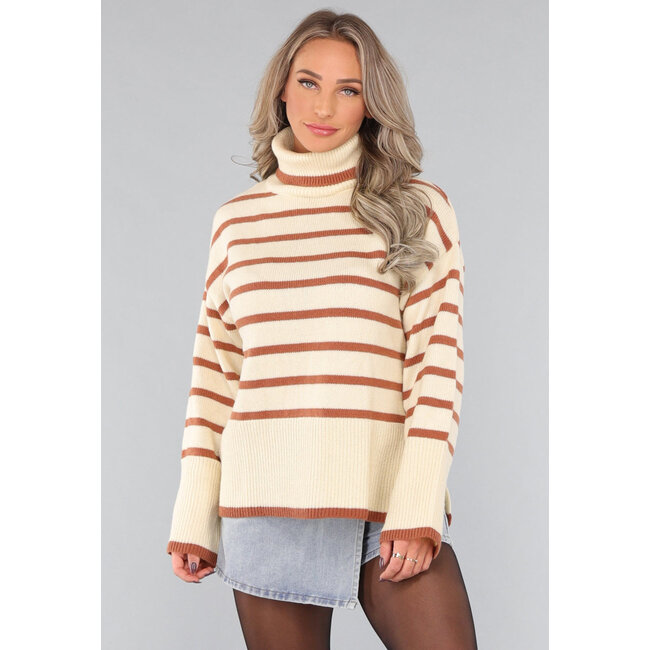 Beigefarbener Rollkragenpullover mit braunen Streifen
