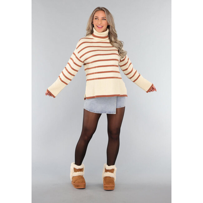 Beigefarbener Rollkragenpullover mit braunen Streifen