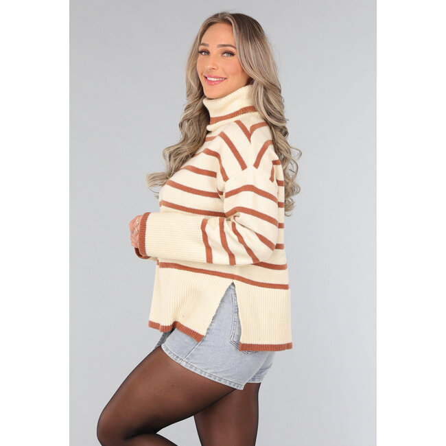 Beigefarbener Rollkragenpullover mit braunen Streifen