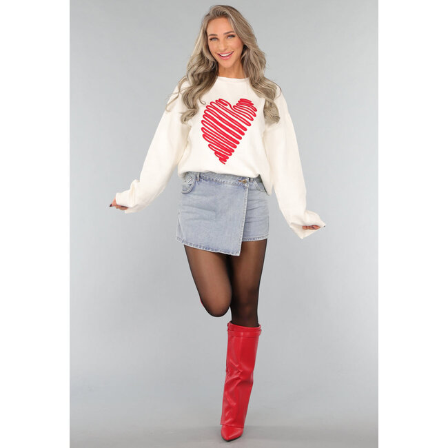 Weißer Pullover mit rotem Herz