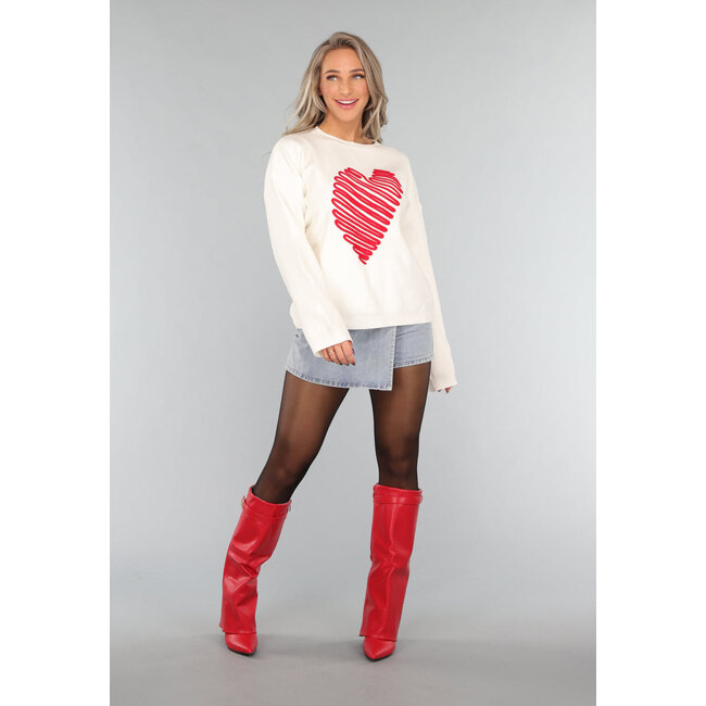 Weißer Pullover mit rotem Herz
