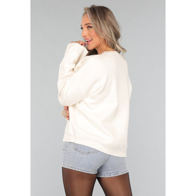Weißer Pullover mit rotem Herz