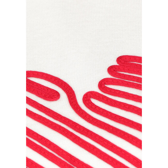 Weißer Pullover mit rotem Herz