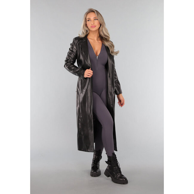 Schwarzer Trenchcoat in Lederoptik mit Taillenband