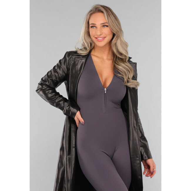 Schwarzer Trenchcoat in Lederoptik mit Taillenband