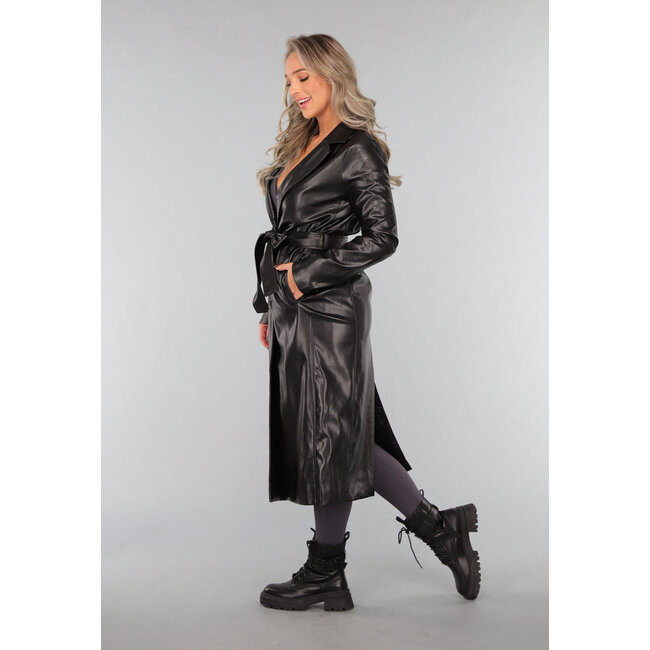 Schwarzer Trenchcoat in Lederoptik mit Taillenband