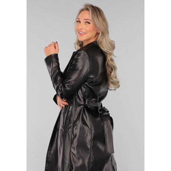 Schwarzer Trenchcoat in Lederoptik mit Taillenband