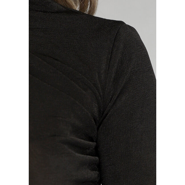 Schwarz glänzende Platte mit plissiertem Detail