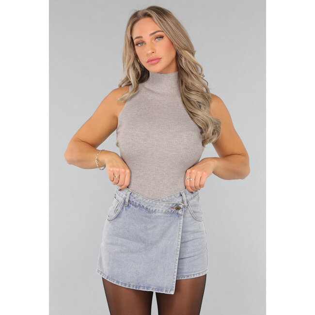 Graues geripptes Tanktop mit Farbe