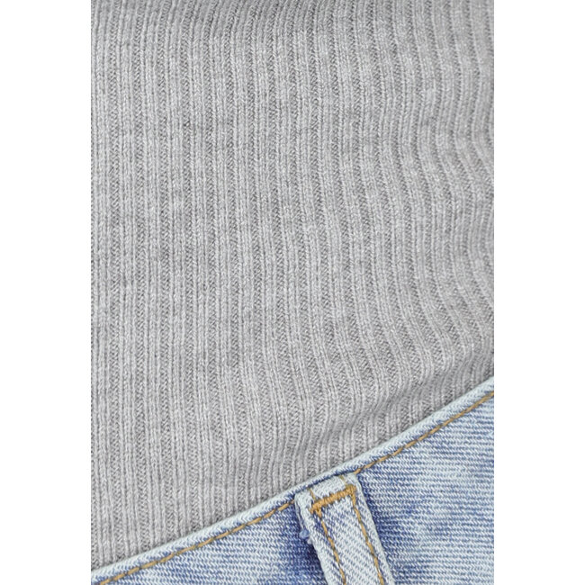 Graues geripptes Tanktop mit Farbe