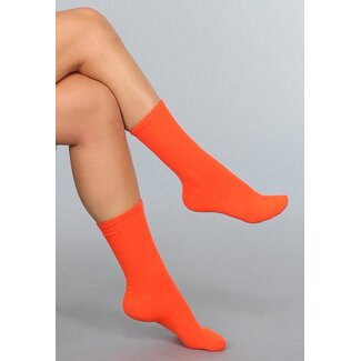 Orangefarbene halblange Socken