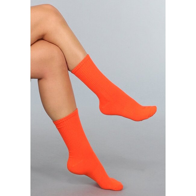 Orangefarbene halblange Socken