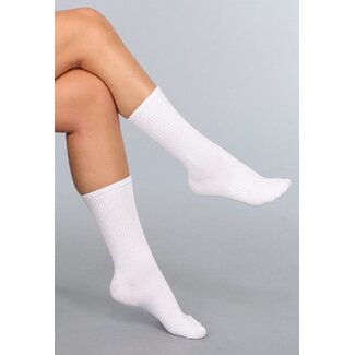 Weiße Socken aus geripptem Stoff