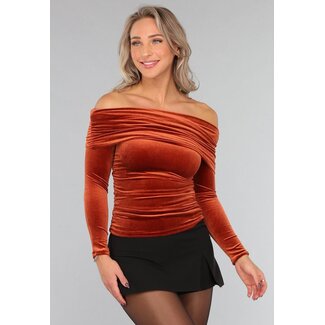Rostbraunes Samt-Top mit nackten Schultern