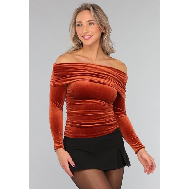 Rostbraunes Samt-Top mit nackten Schultern
