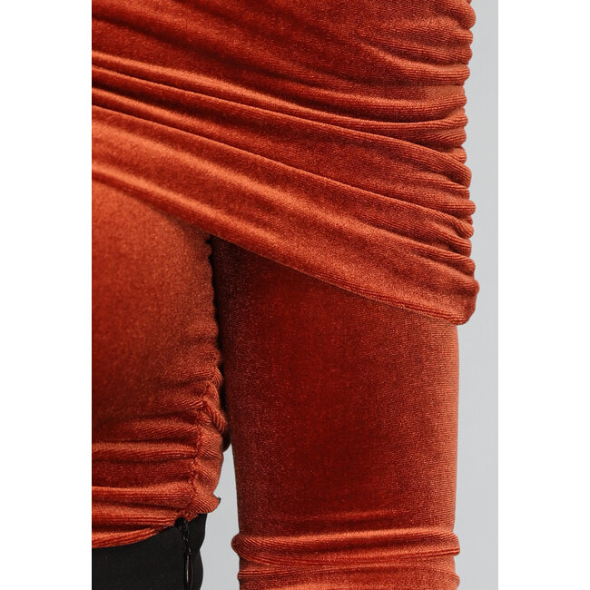 Rostbraunes Samt-Top mit nackten Schultern