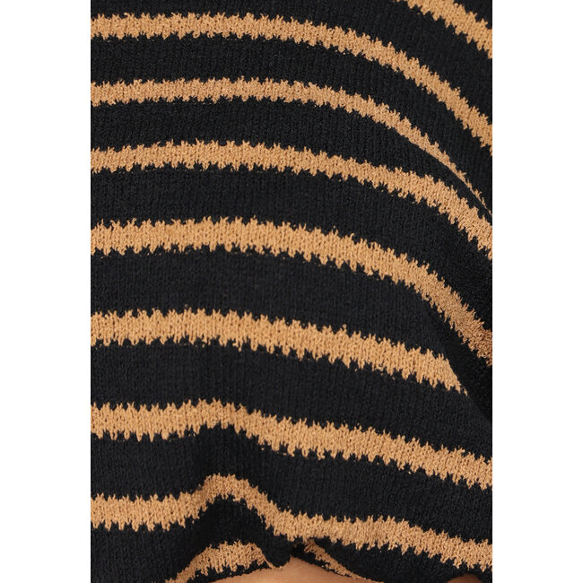 Schwarzer Pullover mit braunen Streifen