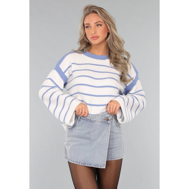 Weißer Strickpullover mit blauen Streifen