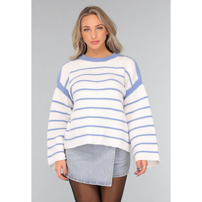 Weißer Strickpullover mit blauen Streifen