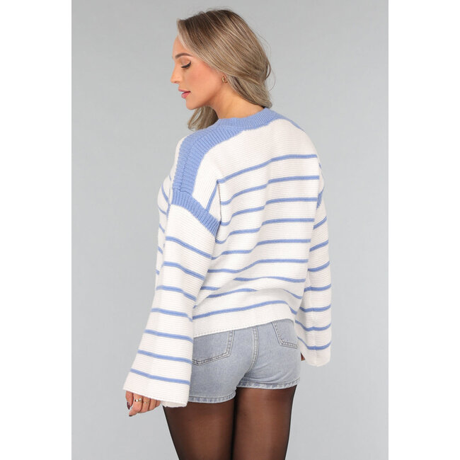 Weißer Strickpullover mit blauen Streifen