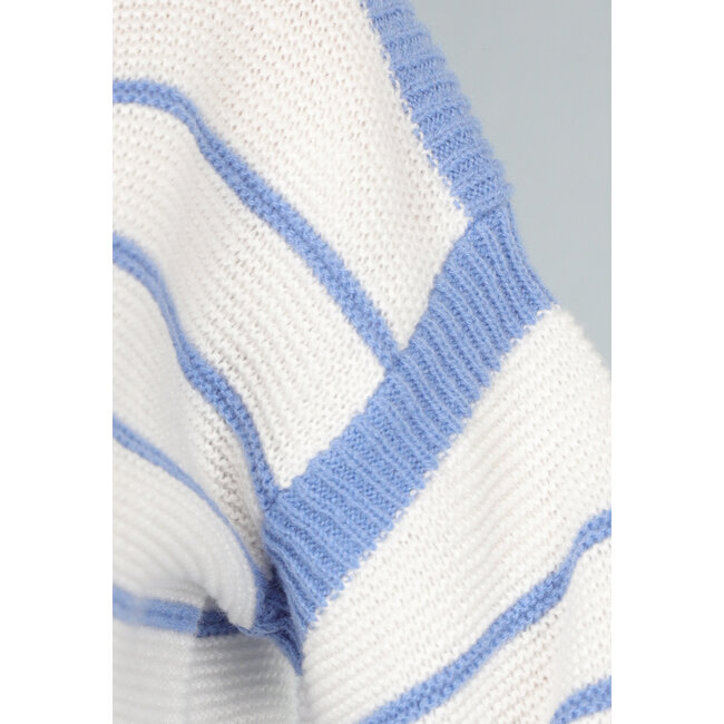 Weißer Strickpullover mit blauen Streifen