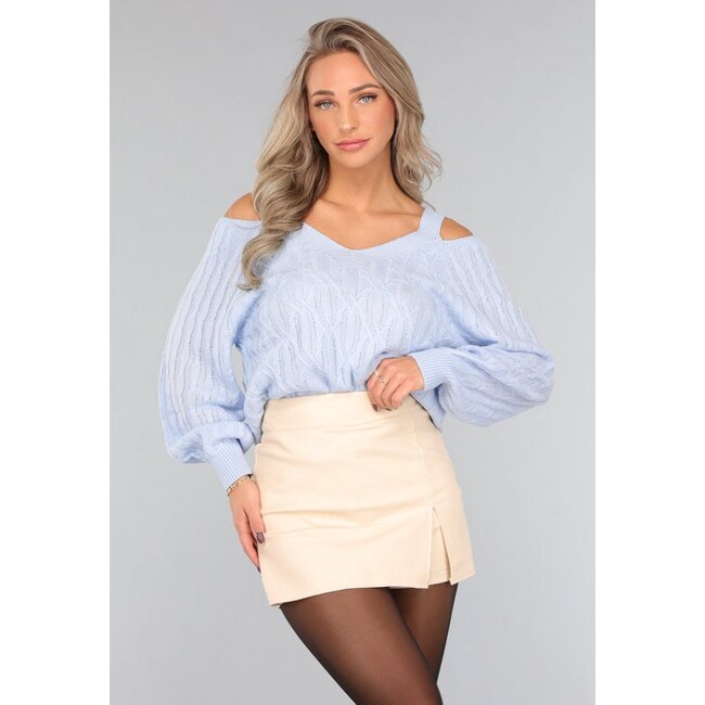 Hellblauer Pullover mit offenen Schultern
