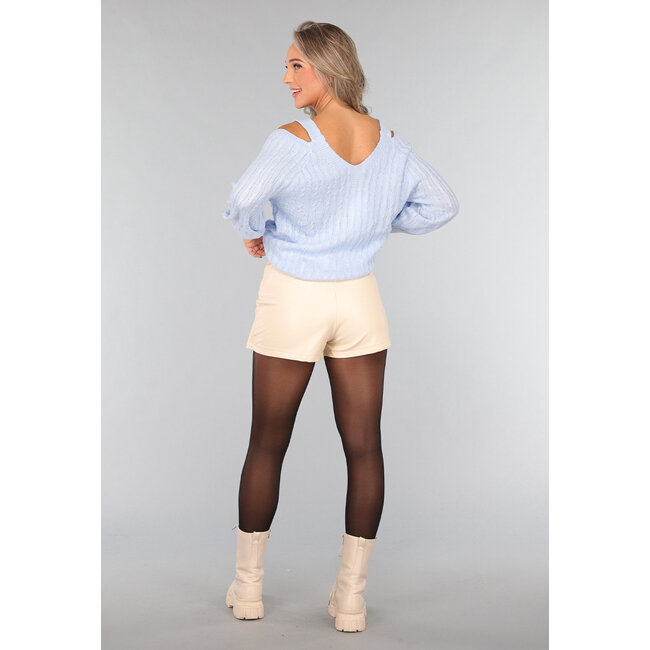 Hellblauer Pullover mit offenen Schultern