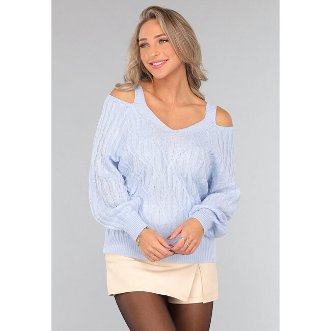Hellblauer Pullover mit offenen Schultern