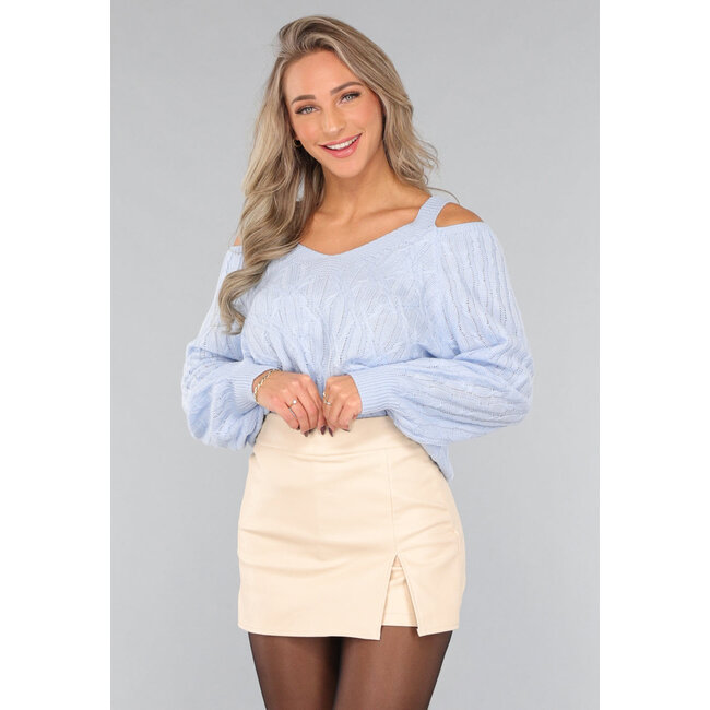 Hellblauer Pullover mit offenen Schultern
