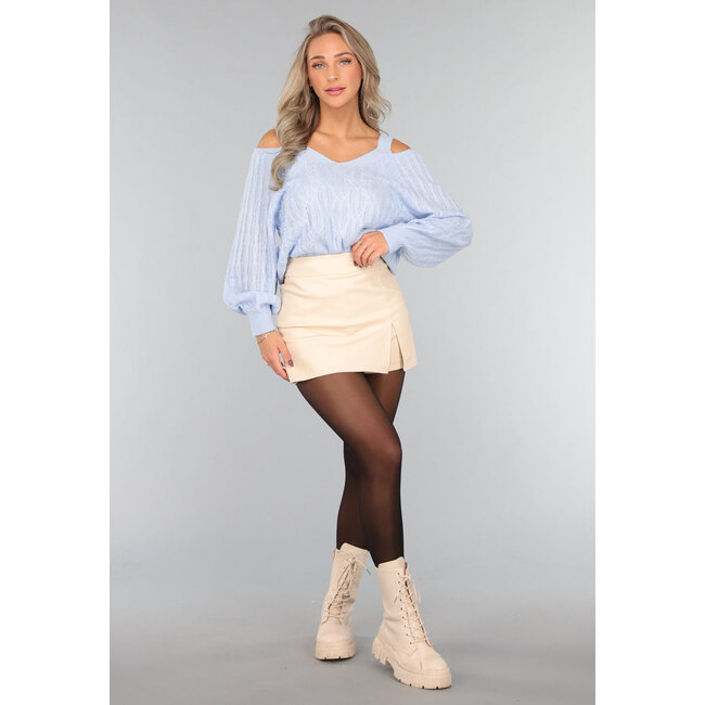 Hellblauer Pullover mit offenen Schultern