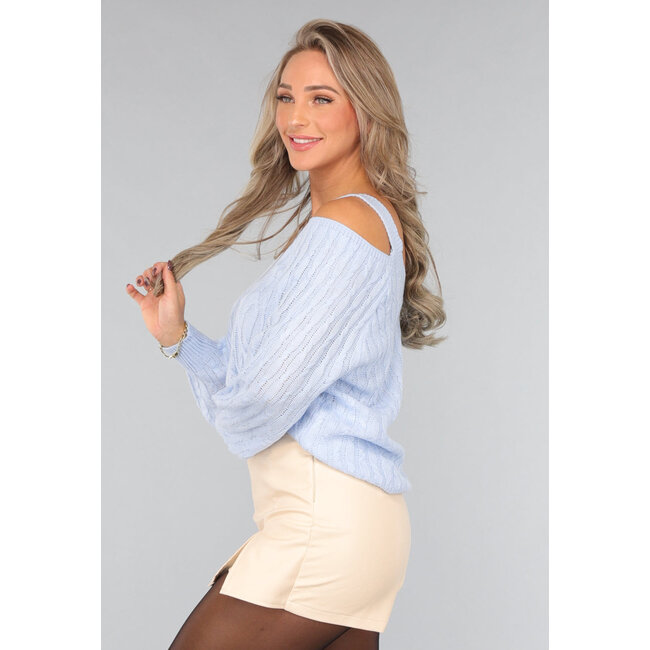 Hellblauer Pullover mit offenen Schultern