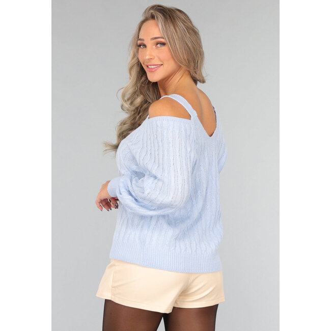 Hellblauer Pullover mit offenen Schultern