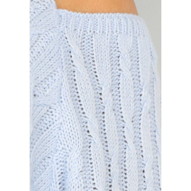 Hellblauer Pullover mit offenen Schultern
