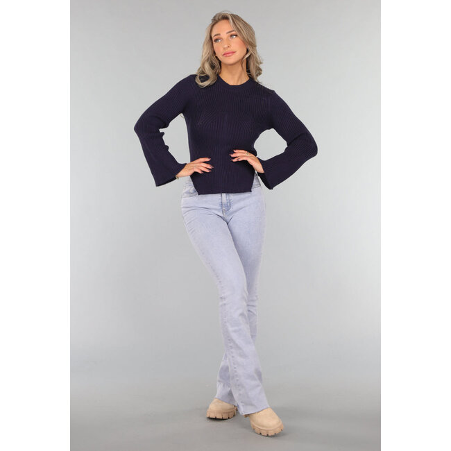 Marineblauer Rippenpullover mit weiten Ärmeln