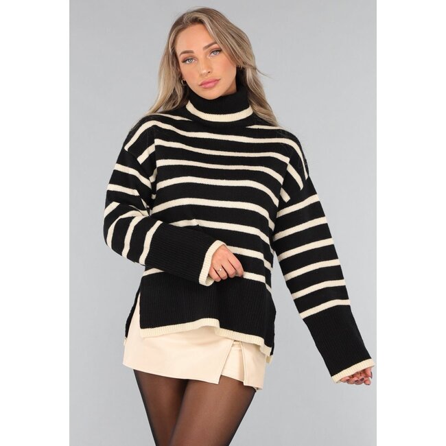 Schwarz gestreifter Rollkragenpullover mit Schlitzen