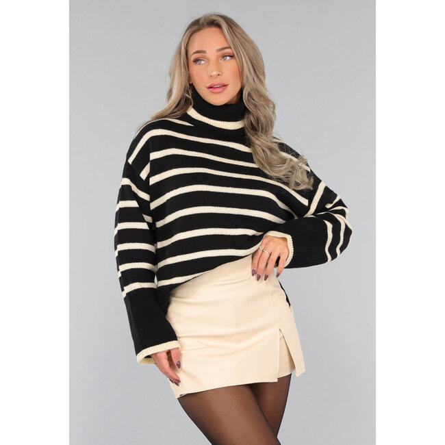 Schwarz gestreifter Rollkragenpullover mit Schlitzen