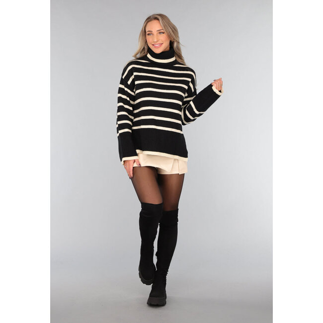 Schwarz gestreifter Rollkragenpullover mit Schlitzen