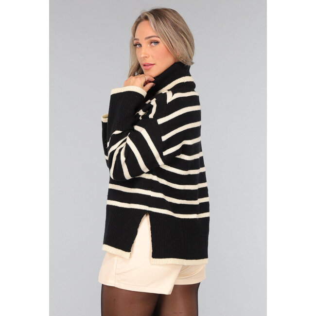 Schwarz gestreifter Rollkragenpullover mit Schlitzen